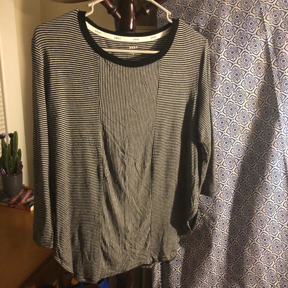 DKNY Women’s Gently Worn Super Soft 3/4 Shirt